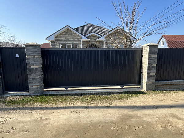 Откатные ворота с отдельностоящей калиткой фото 1