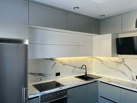 Г-образный кухонный гарнитур в однокомнатную квартиру фото