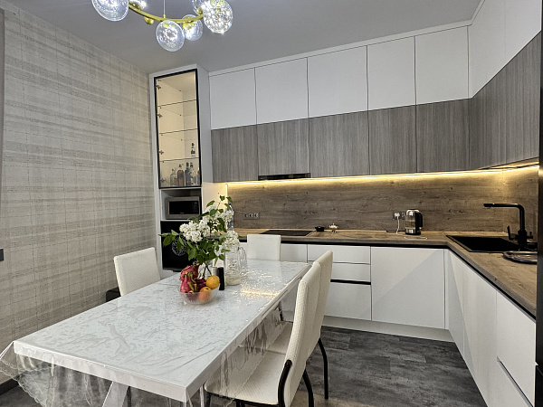 Завершили монтаж угловой кухни со стеклянным атриумом фото 3