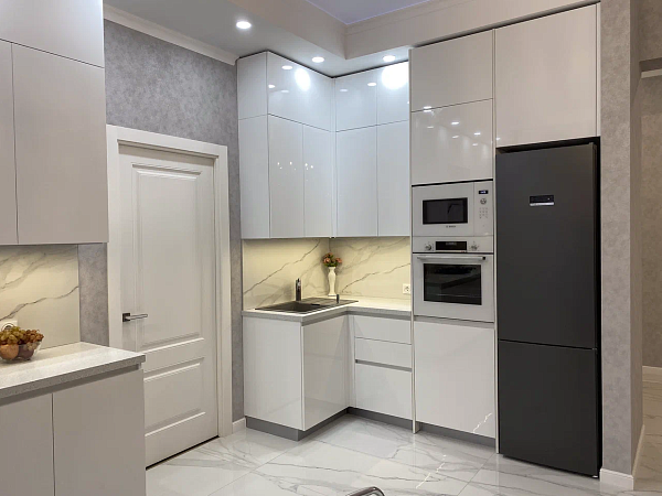 Смонтировали белую кухню с глянцевыми фасадами AGT, в минималистичном стиле фото 2
