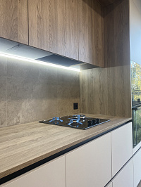 Стильная кухня с фасадами AGT Supramat, размеры 4139 х 2611 х 700 фото 3