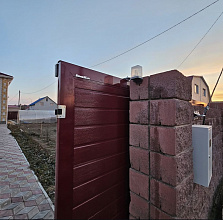 Установка откатных ворот DoorHan с отдельностоящей калиткой фото 3