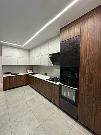 Белая угловая кухня EGGER в белом цвете с комбинированным фасадом фото 2