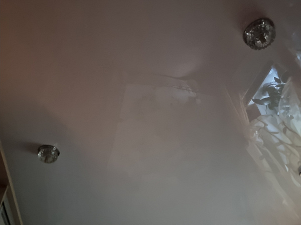 Повесили глянцевые потолки во всех комнатах в частном доме фото 6