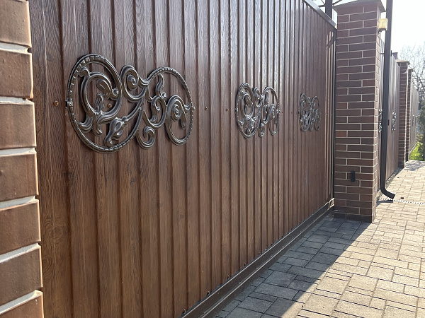 Автоматические откатные ворота с заполнением профлистом фото 2