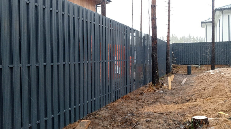 Произвели установку забора из штакетника на лесном участке фото 3