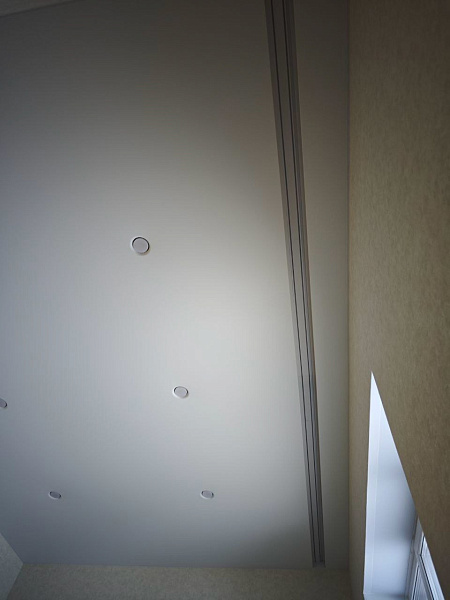 Натяжной огнеупорный поток в спальню + 6 минималистичных светильников фото 4