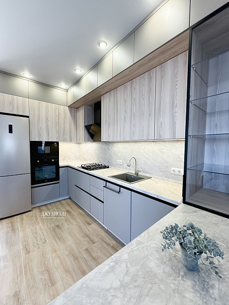 Установили угловую кухню в современном стиле полной комплектации фото 5