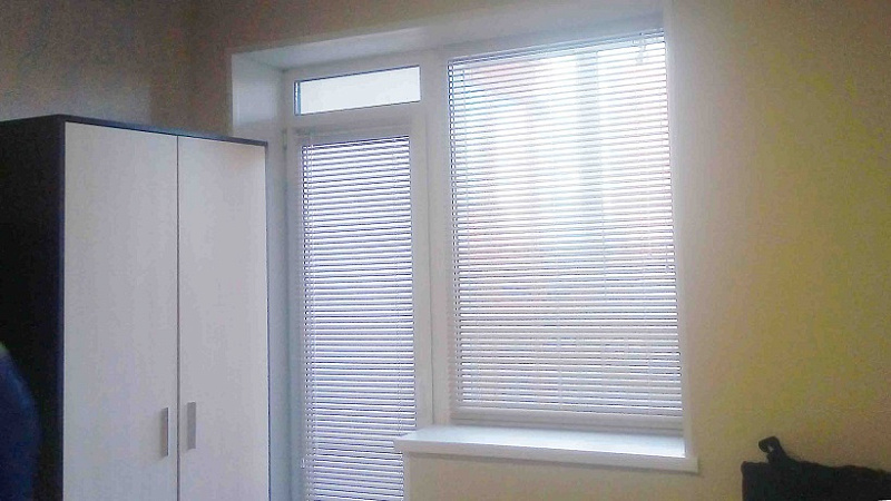 Алюминиевые горизонтальные жалюзи белого цвета фото 1