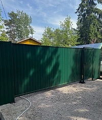 Установили откатные ворота, зашитые односторонним профнастилом фото 1