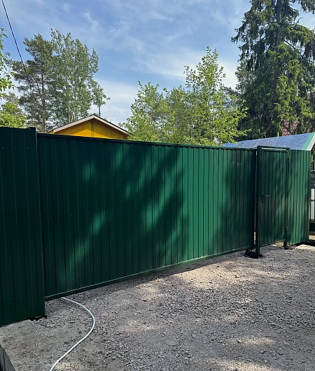 Установили откатные ворота, зашитые односторонним профнастилом фото 1