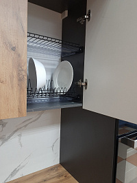 Кухонный гарнитур в стиле современного модерна, в темных тонах и со стеклянной тонированной витриной фото 2