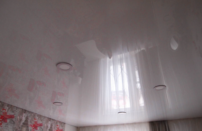 Установили глянцевый потолок бренда MSD в спальне площадью - 9 м2 фото 3