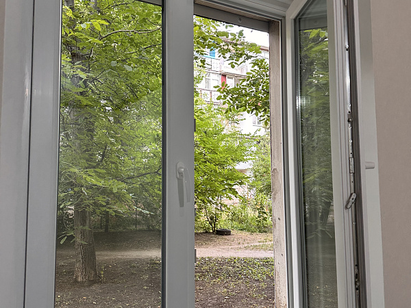 Замена старого окна на новое двухстворчатое с энергосберегающим стеклопакетом фото 7