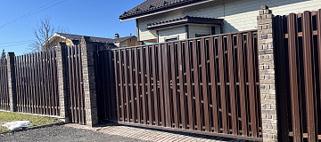 Откатные ворота с заполнением двойным металлическим штакетником фото