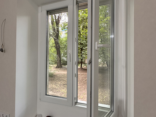 Замена старого окна на новое двухстворчатое с энергосберегающим стеклопакетом фото 6