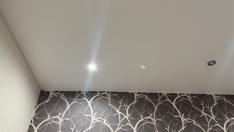 Сделали монтаж матового потолка в спальне фото 3