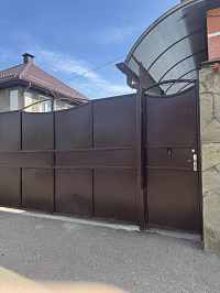 Металлические ворота с элементами ковки для частного дома фото 4