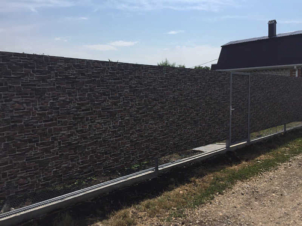 Забор из профнастила «под камень» фото 2