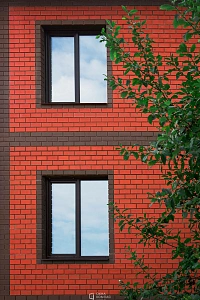 Изготовление и установка 8 цветных пластиковых окон в загородный дом фото 3