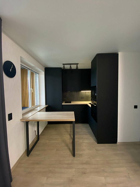 Изготовили черную матовую кухню в минималистичном дизайне фото 6