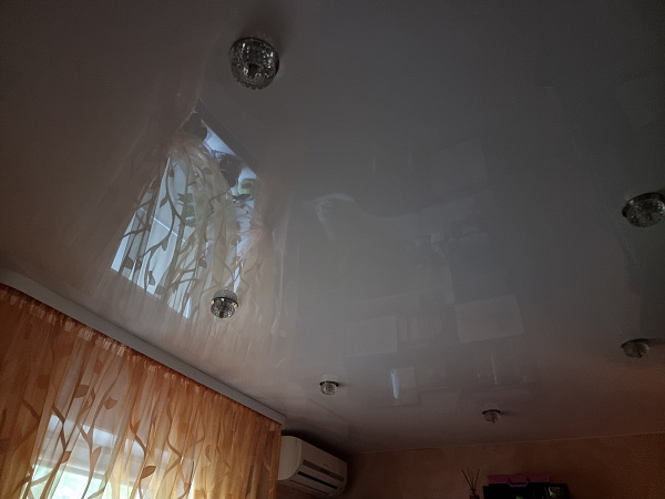 Повесили глянцевые потолки во всех комнатах в частном доме фото 7