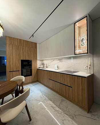 Пятиметровая кухня со шпонированными фасадами и рифлеными панелями фото