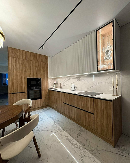 Пятиметровая кухня со шпонированными фасадами и рифлеными панелями фото 1