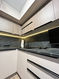 Белый гарнитур «Софт-Венге» со встраиваемой техникой и утопленной зоной готовки фото 3