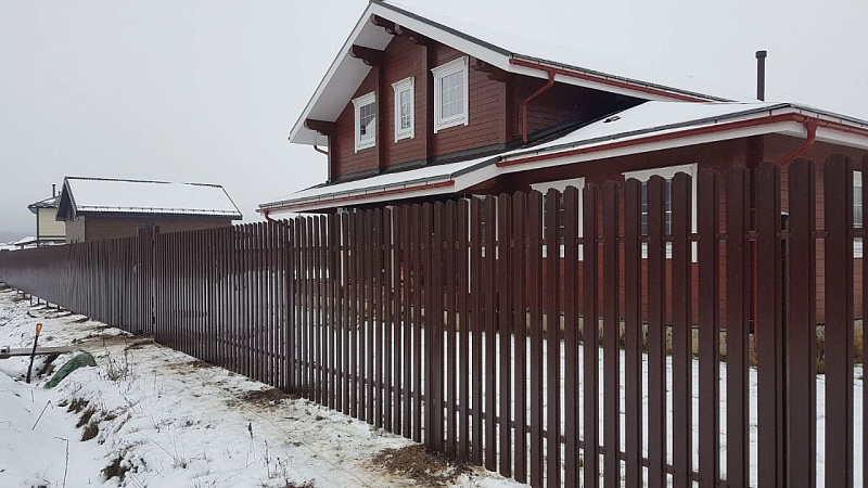 Монтаж забора из евроштакетника в г. Высоцск, темно-коричневый цвет фото 1