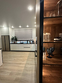 Угловая кухня «Эстетик Сиенна» с белым корпусом и встраиваемой техникой фото 2