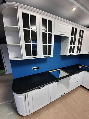 Угловая классическая кухня в стиле старой Англии фото 4