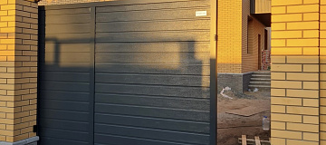 Откатные ворота Alutech Prestige с отдельностоящей калиткой фото