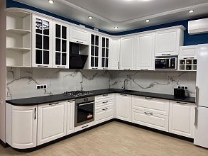 Угловая классическая кухня в стиле старой Англии фото 1