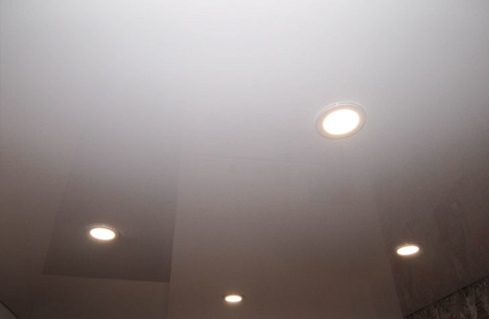 Установили глянцевый потолок бренда MSD в спальне площадью - 9 м2 фото 1