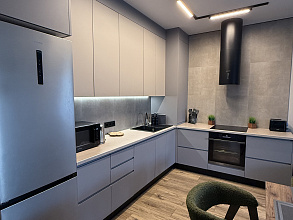 Г-образная кухня со встраиваемой техникой фото 3