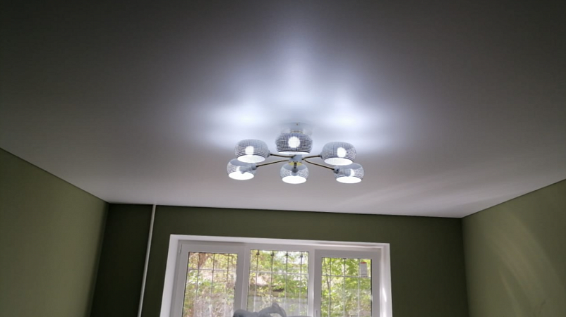 Установили матовый натяжной потолок бренда MSD в спальне площадью - 16 м² фото 1