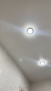 Белый натяжной потолок из сатина с мягким рассеиванием света фото 4