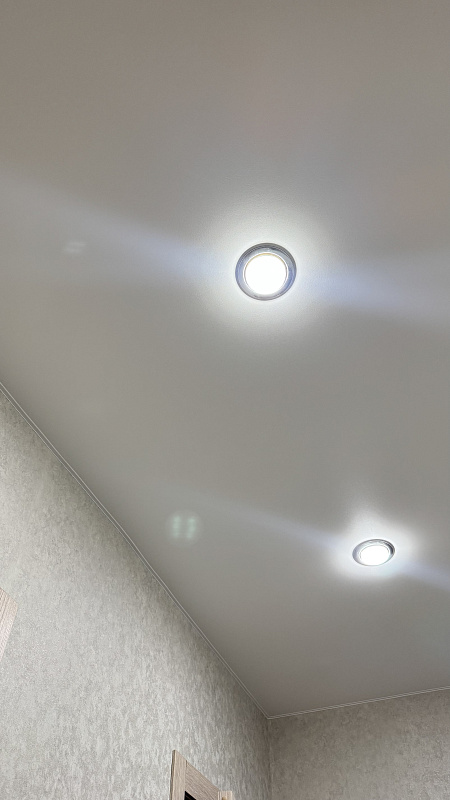 Белый натяжной потолок из сатина с мягким рассеиванием света фото 4