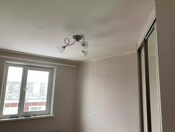 Установили сатиновый натяжной потолок в спальне 13 м2 фото 1