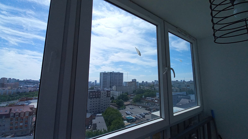 Остеклили лоджию на 4 створки окнами из профиля Rehau фото 3