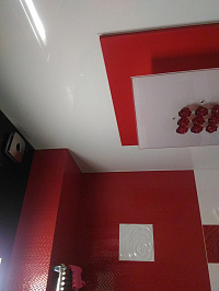 Стильный натяжной потолок в сан узле с монтажом электрики и акцентной люстрой фото 3