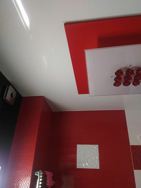 Стильный натяжной потолок в сан узле с монтажом электрики и акцентной люстрой фото 3