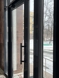 Остекление входной группы школы фото 5