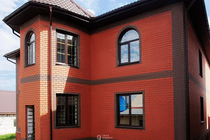 Изготовление и установка 8 цветных пластиковых окон в загородный дом фото 1