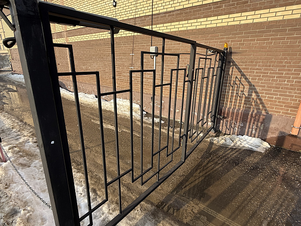 Распашные кованые ворота для коммерческой территории фото 4