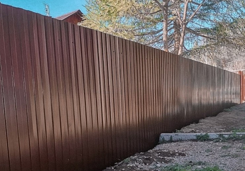 Монтаж забора из профнастила высотой 2 метра (коричневый цвет) фото
