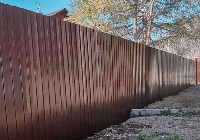 Монтаж забора из профнастила высотой 2 метра (коричневый цвет) фото 1