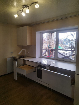 Прямая белая кухня в частный дом с установкой и комплектацией техникой под ключ фото 5