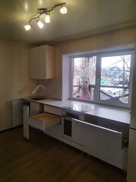 Прямая белая кухня в частный дом с установкой и комплектацией техникой под ключ фото 5